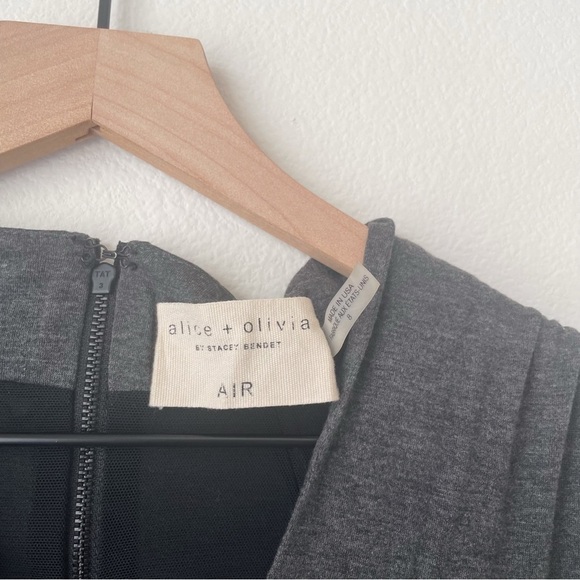 Alice and Olivia Air Kelis Cropped Top V-neck Sleeveless Gray Jersey Tank
Size 8 - Picture 10 of 14